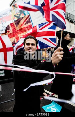 London, Großbritannien. Januar 2020. Die Menschen winken britische Flaggen am Tag, an dem Großbritannien und Nordirland die Europäische Union verlassen werden. Credit: Thabo Jaiyesimi/Alamy Live News Stockfoto