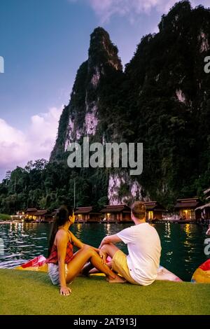 Khao Sok Nationalpark Cheow Lan Dam, Ratchaprapha-Dam oder Rajjaprabha-Dam in Suratthani, Thailand Paar im Urlaub in Khao Sok Stockfoto