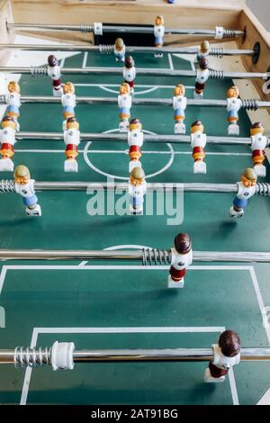 Tischfußball Spiel mit roten und blauen Spieler. Fußball-Spiel. Stockfoto