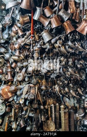 Antiquitäten auf dem Basar in Istanbul. Kupfer Souvenirs auf dem Markt Stockfoto