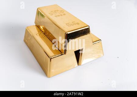 Goldbarren von 1 kg oder 1000 Gramm. Goldbarren sind auf dem Tisch. Stockfoto