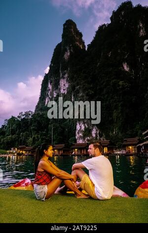 Khao Sok Nationalpark Cheow Lan Dam, Ratchaprapha-Dam oder Rajjaprabha-Dam in Suratthani, Thailand Paar im Urlaub in Khao Sok Stockfoto