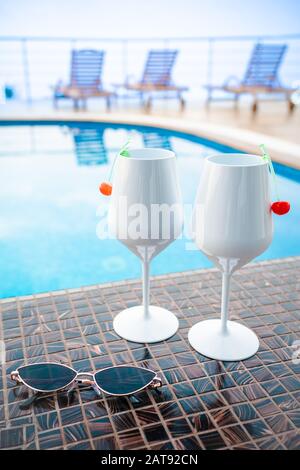 Zwei Cocktails am Swimmingpool auf dem Hintergrund. Exotische Sommerferien Stockfoto