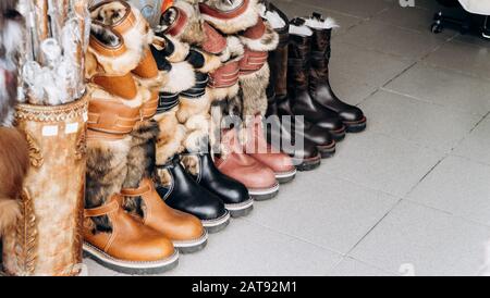 Warme Stiefel auf den Zähler der Store Stockfoto