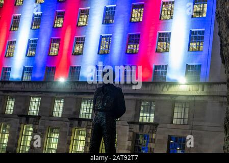 Whitehall, Westminster, London, Großbritannien. Januar 2020. An dem Tag, an dem das Vereinigte Königreich die Europäische Union verlassen wird, soll ein Festveranstaltung außerhalb des Parlaments stattfinden. Regierungsbüros wurden mit abwechselnd rot, weiß und blau beleuchtet, und die MOD-Zentrale wurde mit Streifen beleuchtet. Statue von Montgomery in Whitehall, London, von Oscar Nemon, im Jahr 1980 enthüllt Stockfoto