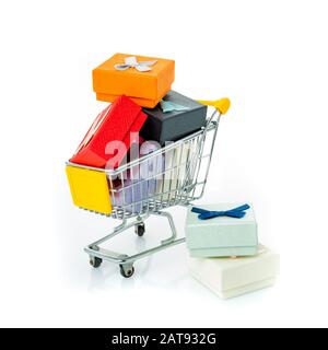 Warenkorb mit Geschenken isoliert auf weiß Stockfoto