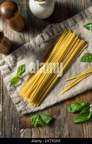 Rohe organische Bucatini Pasta in einem Haufen Stockfoto