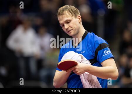 Magdeburg, Deutschland. Januar 2020. Tischtennis: German Open, Herren, Einzel, Viertelfinale, Duda (Deutschland) - Zhao (China). Benedikt Duda wischt seinen Schläger. Kredit: Swen Pförtner / dpa / Alamy Live News Stockfoto