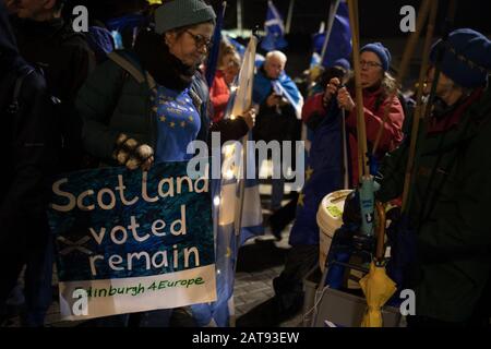 Edinburgh, Großbritannien. Januar 2020. "Die EU Ist Bereits in Verzug", die Brexit Day Protestkundgebung, außerhalb des schottischen Parlaments, die am Abend errichtet wurde, an dem Großbritannien die Europäische Union verlässt. Credit: Jeremy sutton-hibbert/Alamy Live News Stockfoto