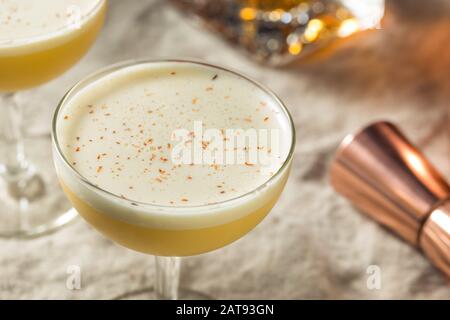 Hausgemachtes Bourbon-Ei-Flip-Cocktail mit Nutmeg