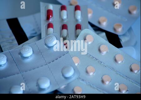 Verschiedene Packungen von Medikamenten in Tablette und Pillen auf weißer Oberfläche. Stockfoto