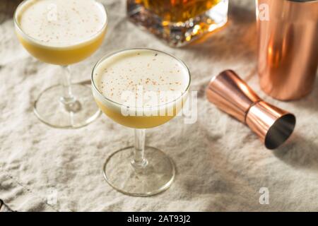 Hausgemachtes Bourbon-Ei-Flip-Cocktail mit Nutmeg