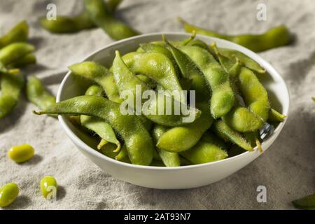 Gekochte grüne organische Edamame Bohnen mit Meersalz Stockfoto