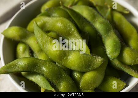 Gekochte grüne organische Edamame Bohnen mit Meersalz Stockfoto