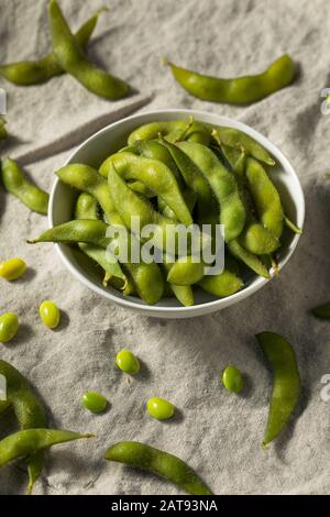 Gekochte grüne organische Edamame Bohnen mit Meersalz Stockfoto