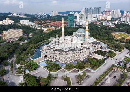 Luftaufnahme der Bundesgebietsmoschee Masjid Wilayah Persekutuan in Kuala Lumpur, Malaysia. Stockfoto