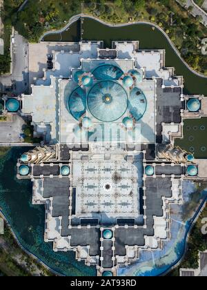 Top Down Luftbild der Bundesgebietsmoschee Masjid Wilayah Persekutuan während des Tages in Kuala Lumpur, Malaysia. Stockfoto