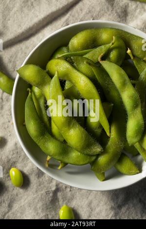 Gekochte grüne organische Edamame Bohnen mit Meersalz Stockfoto