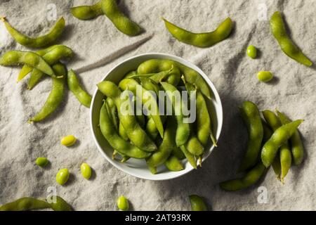 Gekochte grüne organische Edamame Bohnen mit Meersalz Stockfoto