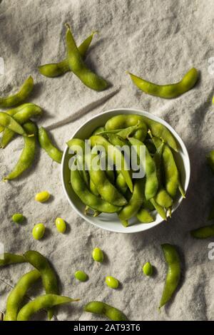 Gekochte grüne organische Edamame Bohnen mit Meersalz Stockfoto