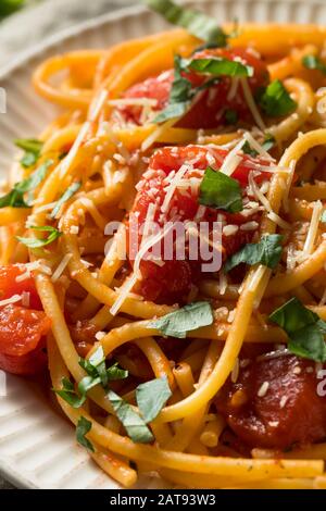 Hausgemachte Bucatini alle Amatriciana Pasta mit Tomato und Basil Stockfoto