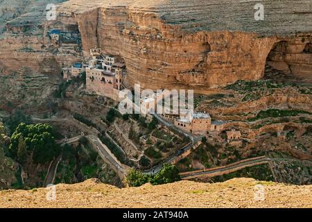 Sonnenuntergang auf mar jaris das alte Kloster der Heiligen Johannes und Georg von Choziba auf den Kalkfelsen in Wadi qelt nahal prat bei Jericho Stockfoto