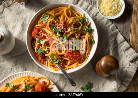 Hausgemachte Bucatini alle Amatriciana Pasta mit Tomato und Basil Stockfoto