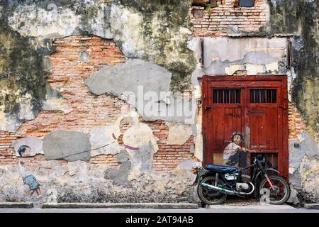 Berühmter Street Art Mural Boy auf einem Fahrrad des litauischen Künstlers Ernest Zacharevic in Georgetown, Penang, Malaysia. Stockfoto