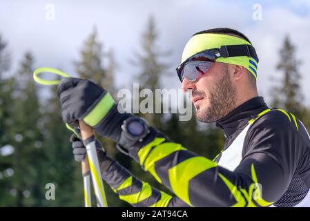 Profil eines männlichen nordischen Skifahrers im Skilangrennen Stockfoto