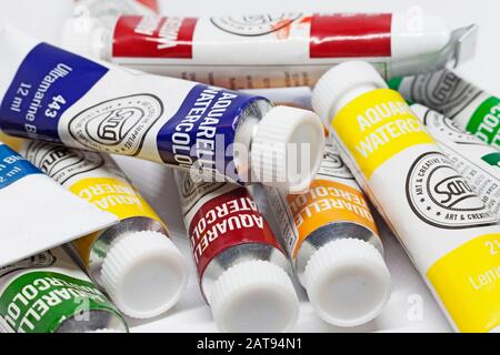 Umea, Norrland Schweden - 28. Januar 2020: Verschiedene Farben im Künstleratelier Stockfoto