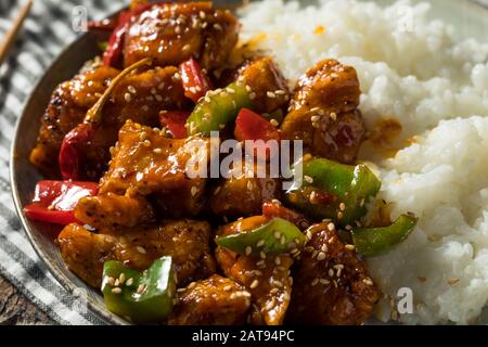 Hausgemachtes Würziges Szechuan-Huhn mit Pfeffern und Reis Stockfoto