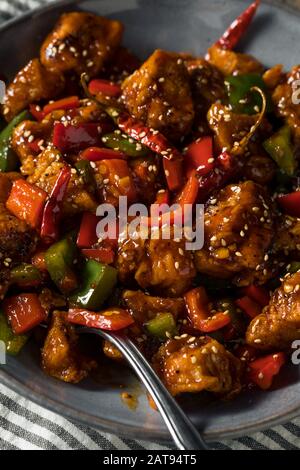 Hausgemachtes Würziges Szechuan-Huhn mit Pfeffern und Reis Stockfoto