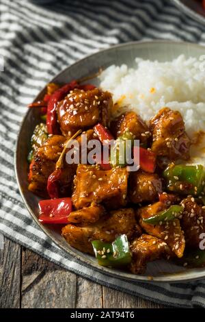 Hausgemachtes Würziges Szechuan-Huhn mit Pfeffern und Reis Stockfoto