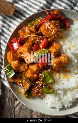 Hausgemachtes Würziges Szechuan-Huhn mit Pfeffern und Reis Stockfoto