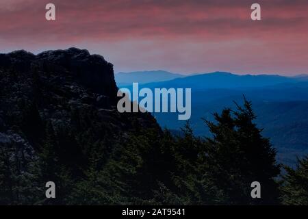 Höhepunkt am Grandfather Mountain, während die Sonne in North Carolina untergeht Stockfoto
