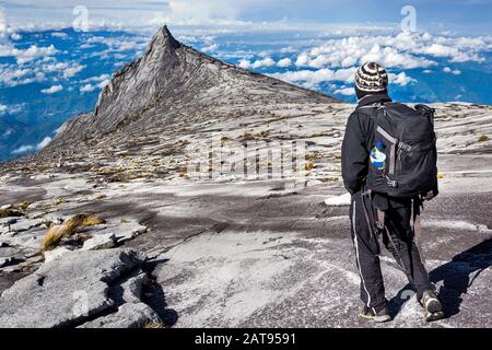 Wanderer am Gipfel des Mount Kinabalu in Sabah, Borneo, Ostmalaysien. Stockfoto