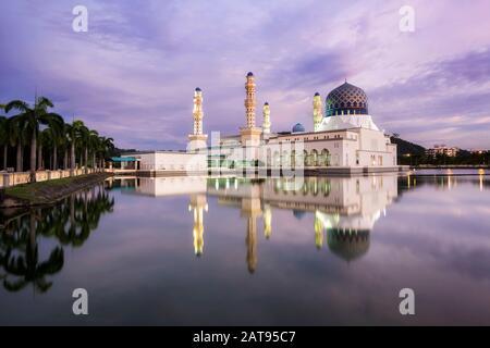 Kota Kinabalu City Moschee bei Sonnenuntergang in Sabah, Borneo, Malaysia. Stockfoto