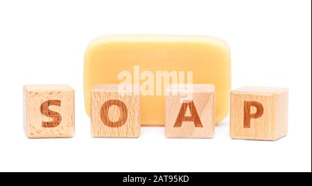 Seifenwort aus Holzblöcken, Seifenstück isoliert auf weißem Hintergrund Stockfoto