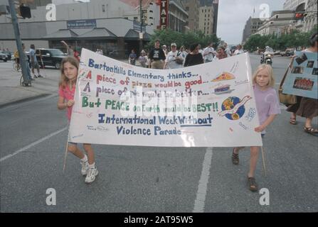 Austin, Texas: Grundschüler nehmen an der Kundgebung Day Without Violence auf der Congress Avenue in der Innenstadt von Austin Teil. ©Bob Daemmrich / Stockfoto