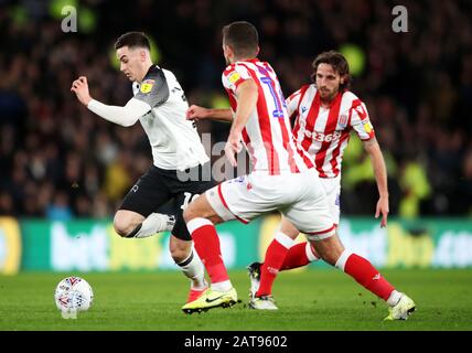 Tom Lawrence (links) von Derby County kämpft mit Liam Lindsay von Stoke City und Joe allen (rechts) beim Sky Bet Championship Match im Pride Park, Derby um den Ball. Stockfoto