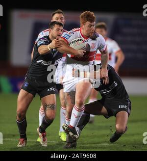 Harvey Livett von Hull KR wird während des Betfred Super League-Matches im Craven Park, Hull von Wakefields Danny Brough und Jay Pitt in Angriff genommen. Stockfoto