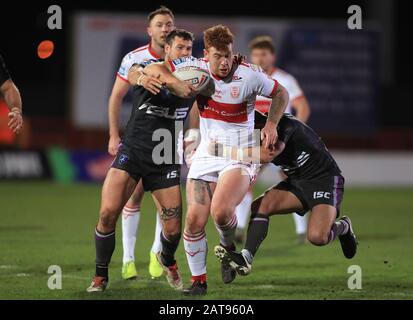 Harvey Livett von Hull KR wird während des Betfred Super League-Matches im Craven Park, Hull von Wakefields Danny Brough und Jay Pitt in Angriff genommen. Stockfoto