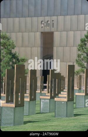 Oklahoma City, Oklahoma: Gedenkstätte für die Bombenangriffe auf das Bundesgebäude von Murrah, die an die 168 Menschen erinnert, die bei der Terroranschläge auf das Gebäude im Jahr 1995 ums Leben kamen. 168 'schwimmende' Stühle wurden je nach Boden, auf dem die Opfer arbeiteten, aufgestellt. Juli 2001 ©Bob Daemmrich Stockfoto