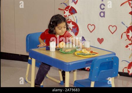 Austin, Texas: Pre-Kindergarten Mädchen imaginären Freund in Walnut Creek Elementary School zu vermästen. November 2001 ©Bob Daemmrich Stockfoto