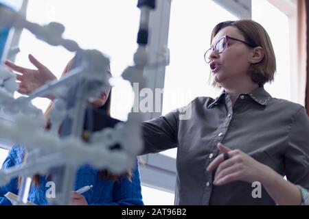 Ingenieurstudenten, die im Labor arbeiten. Die Teilnehmer passen die Komponenten einer Elektrik im Labor an. Stockfoto