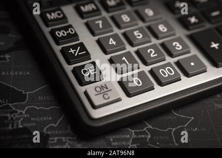 Taschenrechnertasten schließen auf Kartenhintergrund, Geschäftskonzept Stockfoto
