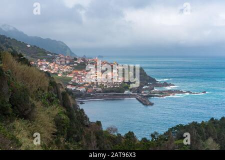 Blick auf Seixal vom Aussichtspunkt Bridal Veil Falls véu da noiva miradouro auf Madeira, Portugal Stockfoto