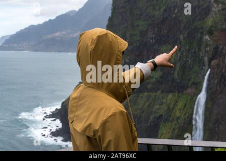 Frau, die auf Madeira, Portugal, die Bridal veil Falls veu da noiva betrachtet Stockfoto