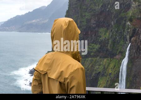 Frau, die auf Madeira, Portugal, die Bridal veil Falls veu da noiva betrachtet Stockfoto