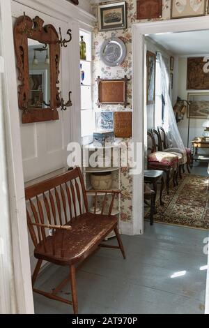 Bethel, Maine - 28. September 2019: Zimmer mit schönen Vintage-Möbeln, Dekor und Kunstwerken zum Verkauf in Steam Mill Antiques Stockfoto